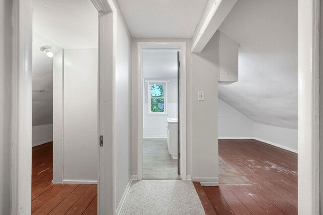 Building Photo - NEW LISTING -5 BEDROOM HOUSE!