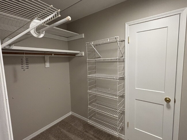 Building Photo - "Charming 2-Bed Oasis with Granite Touches & Cozy Fireplace in Fort Walton Beach!"