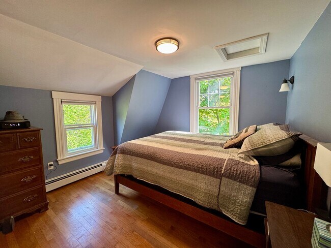 Building Photo - $3,900 - 3BD/2BA Single Family Home - Falmouth w/ Heated 2-Car Garage, W/D & Large Backyard! Avai...