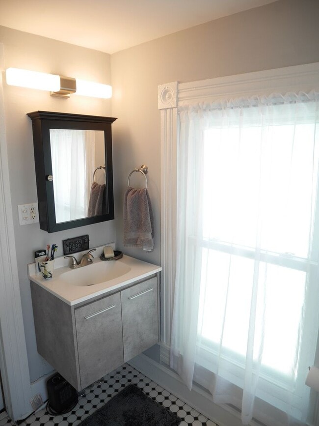 Building Photo - Charming 3-Bedroom Home in Cambridge – Ste...