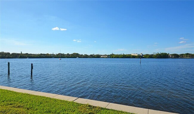 Building Photo - 204 Pompano Dr SE