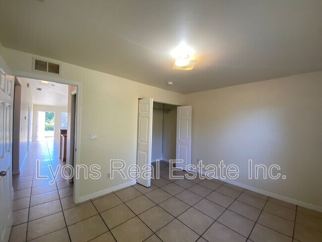 Building Photo - 4622 15th St SW