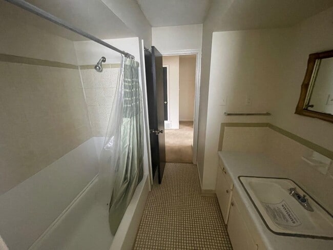 Building Photo - 495 Dickinson St