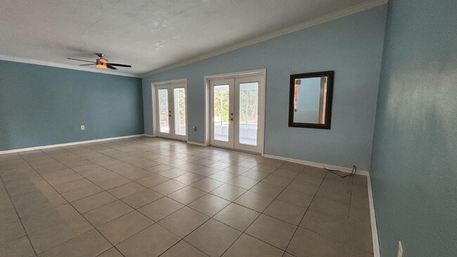 Building Photo - Charming Old Florida-Style Pool Home for Rent!
