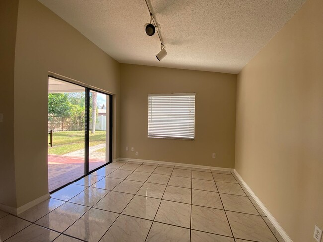 Building Photo - TWO BEDROOM W/ BONUS ROOM - Move In Ready