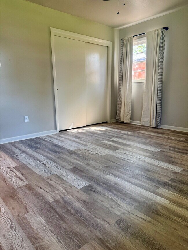 Building Photo - "Charming 3-Bedroom Gem with 2 Full Baths on 54th Street – Spacious 1,725 Sq Ft Haven in Lubbock!"