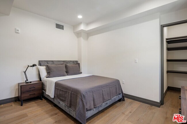 Building Photo - 118 Orlando Ave