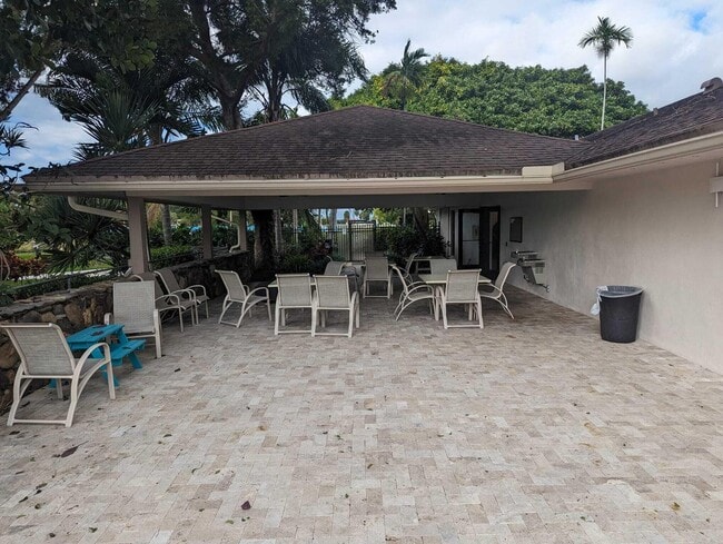 Building Photo - 3150 N Palm Aire Dr