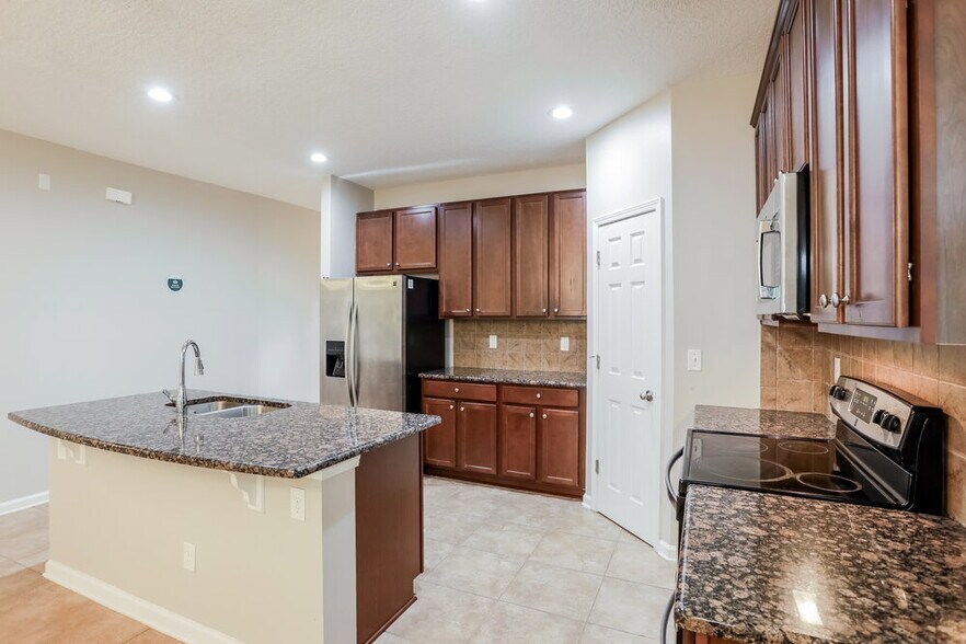 Building Photo - 11876 Carson Lake Dr W