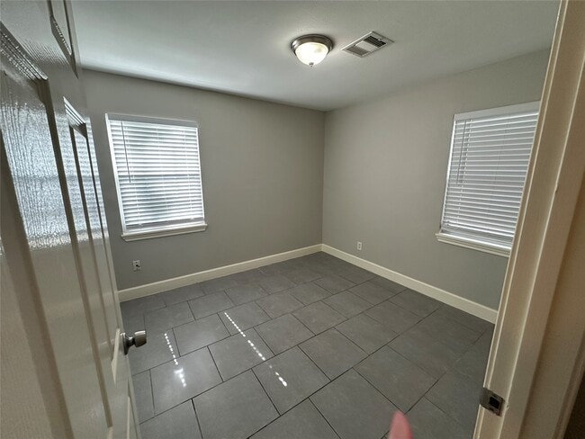 Building Photo - 9329 Chesterfield Dr