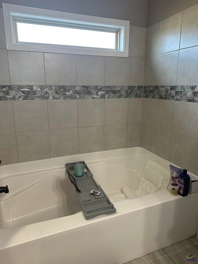 Building Photo - 201 Deven Ct