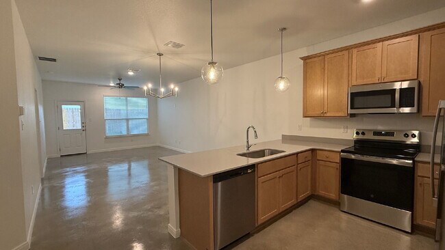 Building Photo - MOVE-IN SPECIAL: January rent FREE if moved in before February 1.