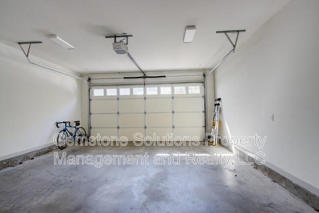 Building Photo - 1028 W Eastland Ave