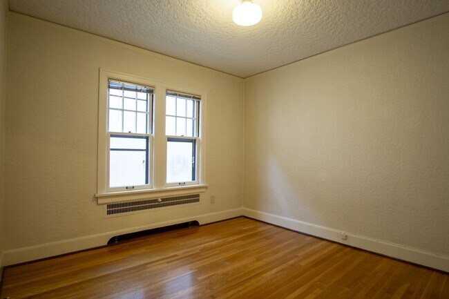 Building Photo - LOOK & LEASE! Stunning 1930s Townhouse in ...