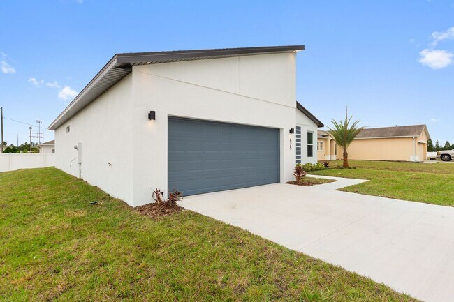 Building Photo - Deposit-Free! Modern, energy efficient hom...