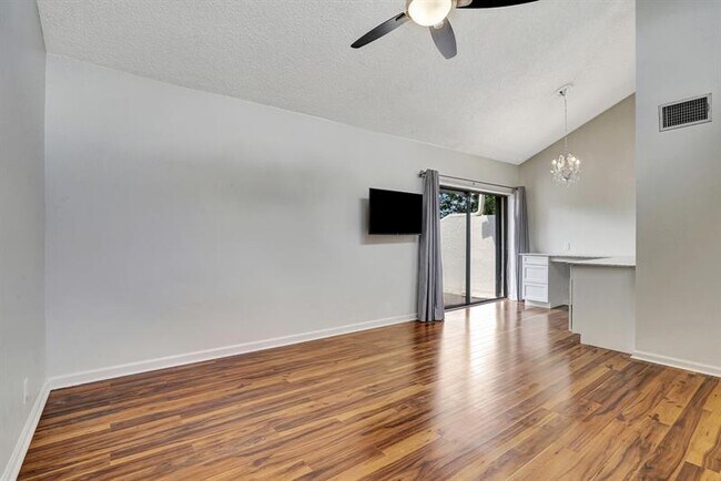 Building Photo - 6012 Glendale Dr