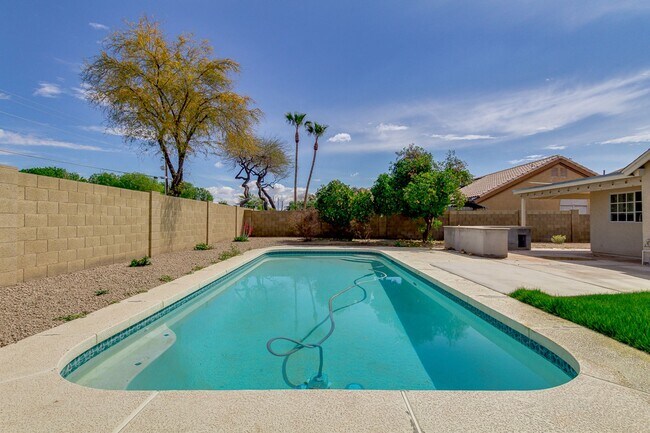 Building Photo - 4314 E Juanita Ave
