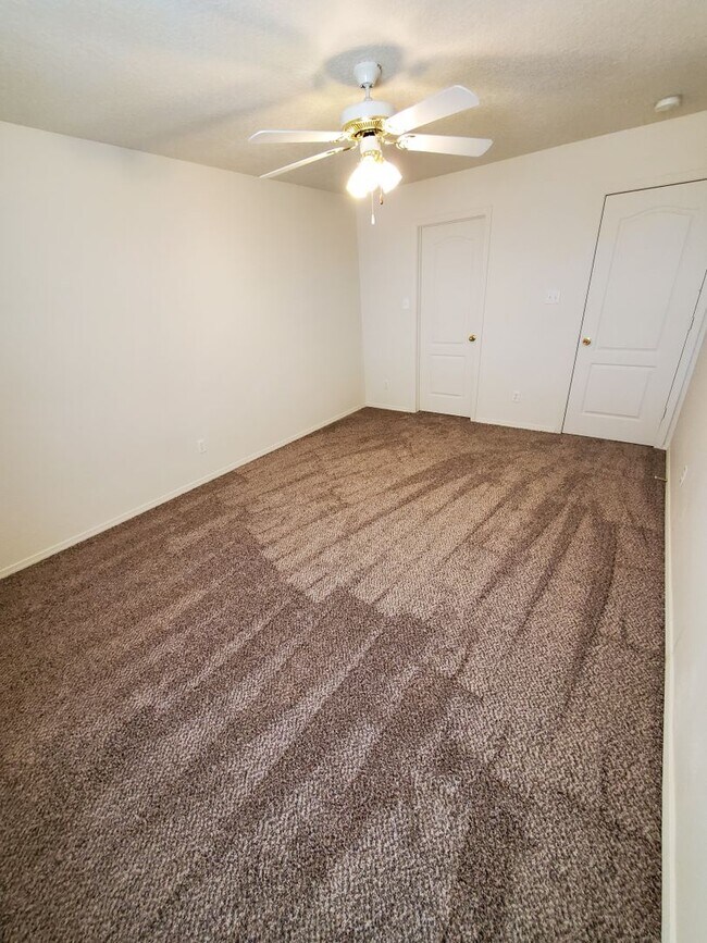 Building Photo - 3 Bedroom 2.5 Bathroom