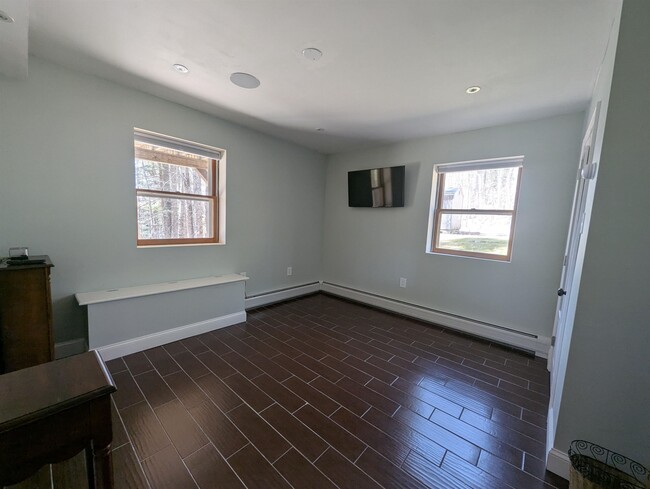 Building Photo - 30 Middle Shore Dr