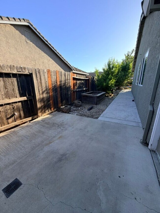 Building Photo - Beautifully Remodeled 4 Bedroom, 2 Bath Home in Desirable Elk Grove Neighborhood