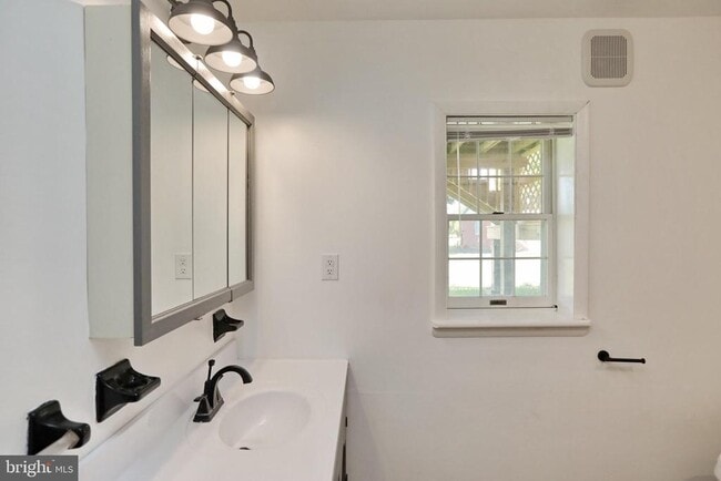 Building Photo - 8530 Wedding Dr