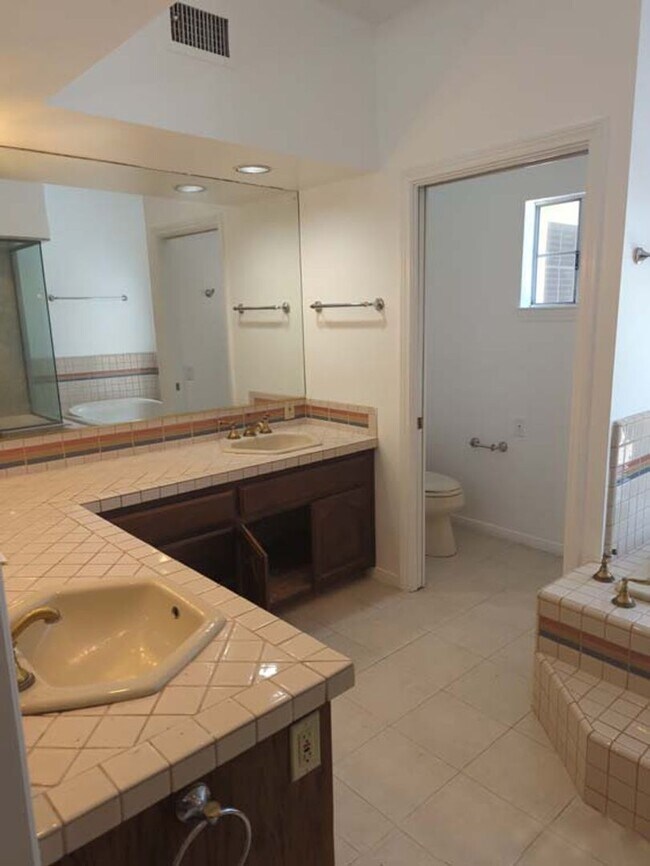 Building Photo - Beautiful and Spacious 4 Bed, 3 Bath Home ...