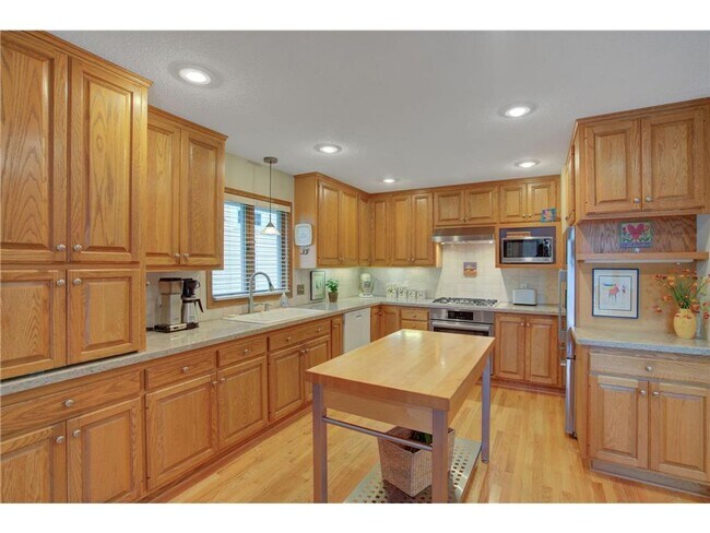 Building Photo - Wayzata 3 bedroom 3 bath Charmer- Available NOW - Winter special - $2000 rent credit with March 1...