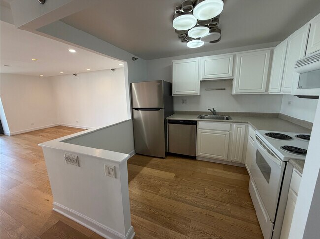 Building Photo - 10 E Ontario St