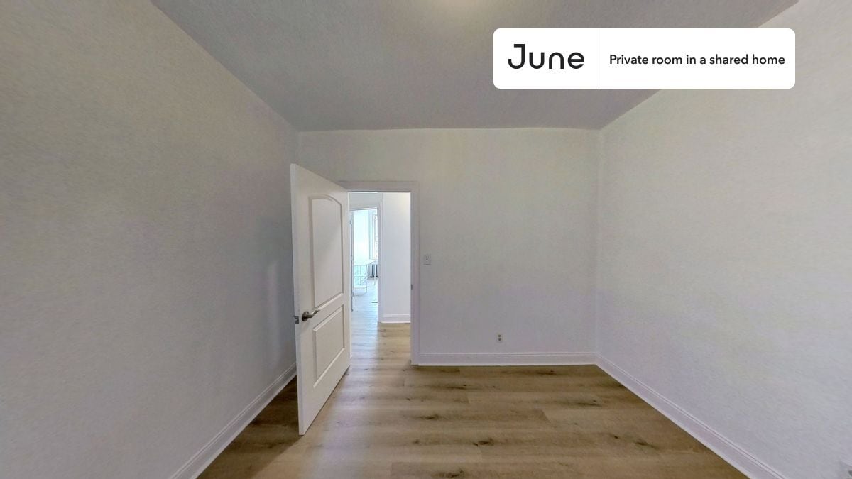 Building Photo - Private bedroom in 4 bed/1 bath Home