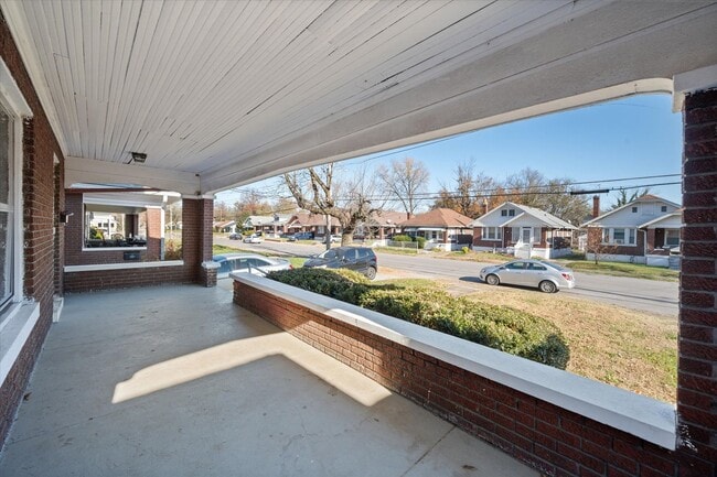 Building Photo - Spacious 4BR/2BA Home with Hardwood Floors Throughout!