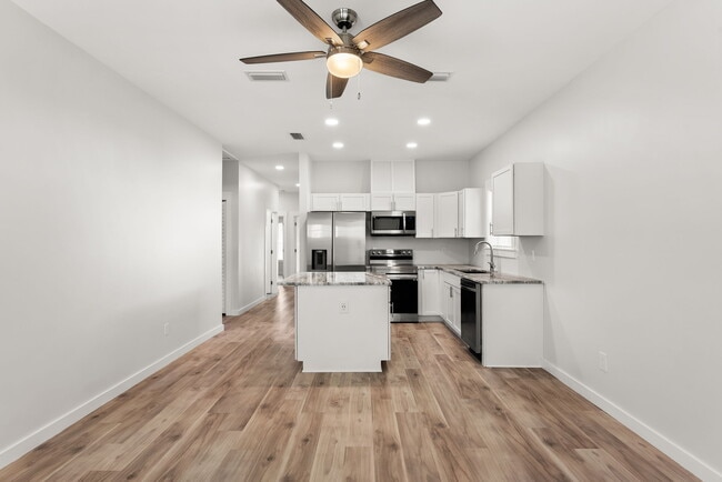 Building Photo - 2566 Oak St