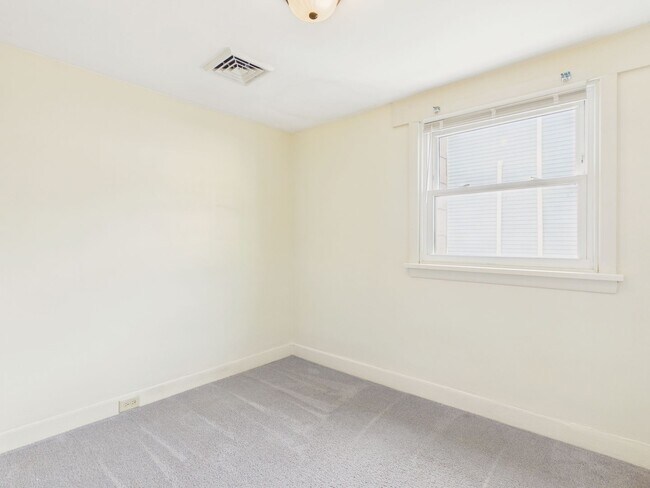 Building Photo - 221 N Spring St