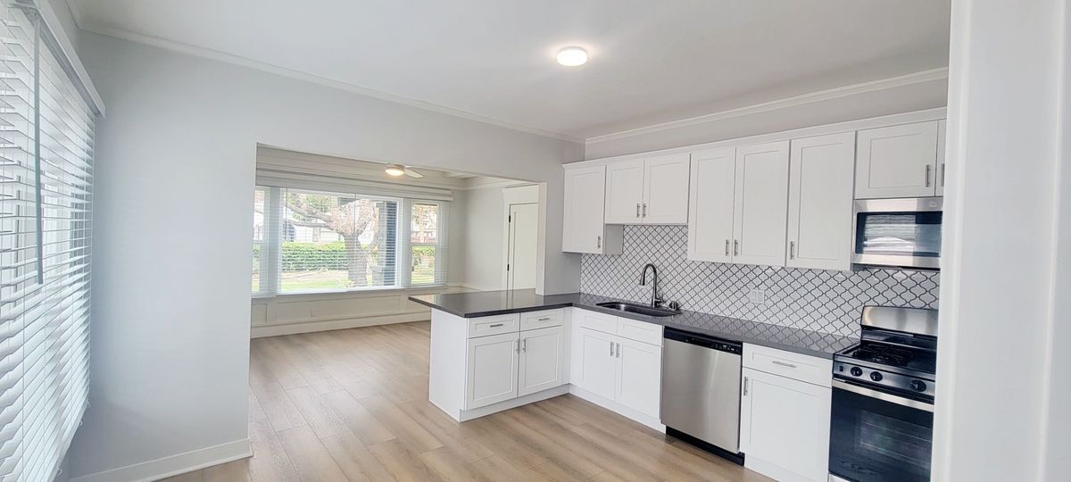 Building Photo - 1048 E 5th St