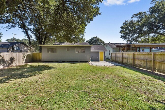 Building Photo - 3 Bed, 2 Bath Home in the Saint Streets!