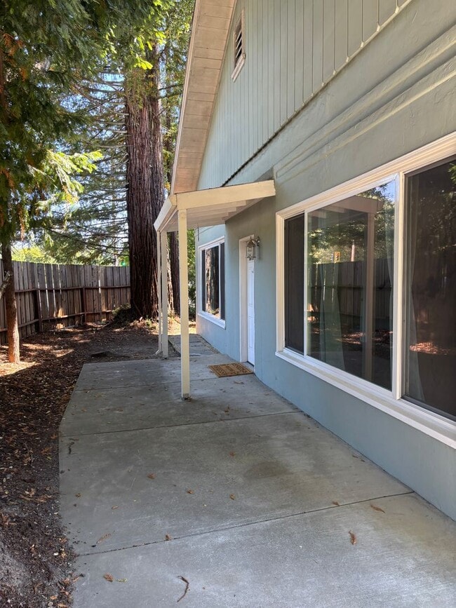 Building Photo - Charming 3 bedroom 2 bath home Sebastopol!!