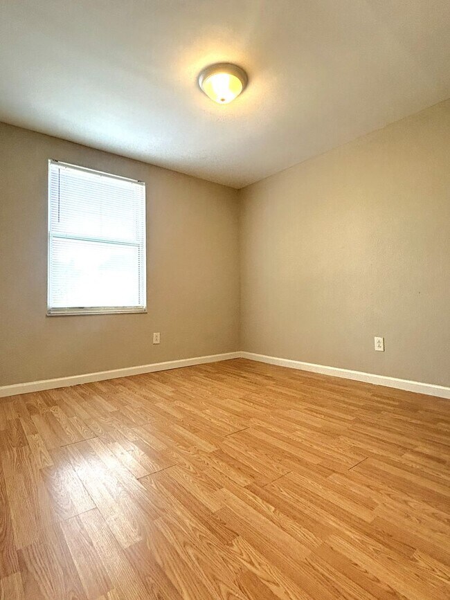 Building Photo - 9620F Vinca Circle