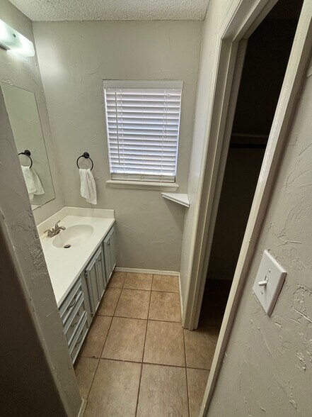 Master Bath - 8612 S 31st Ter