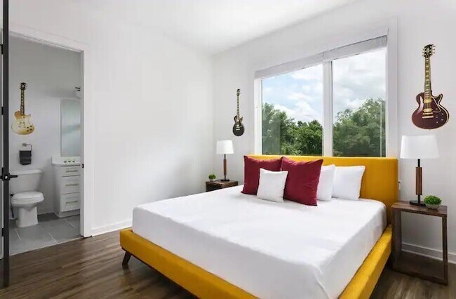 Building Photo - 738 Douglas Ave