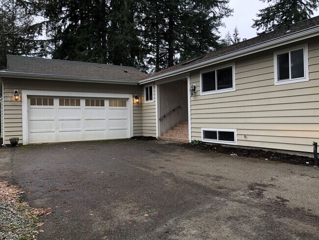 Building Photo - Large Family home