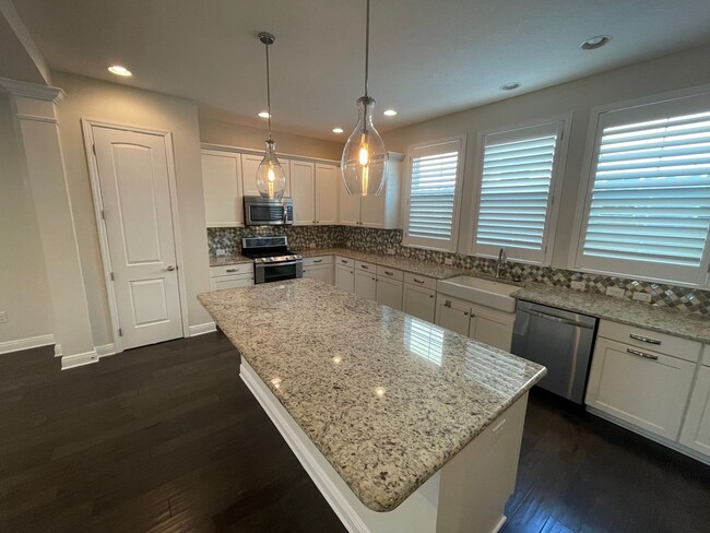 Building Photo - Large 3 Bed 3.5 Bath 2 Car Garage Townhous...