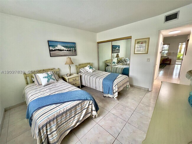 Building Photo - 501 Blue Heron Dr