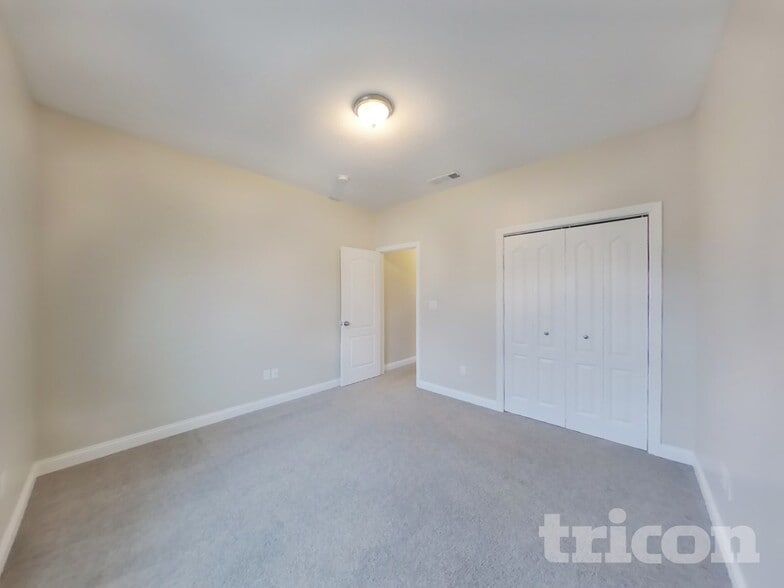 Building Photo - 4687 Bayview Dr