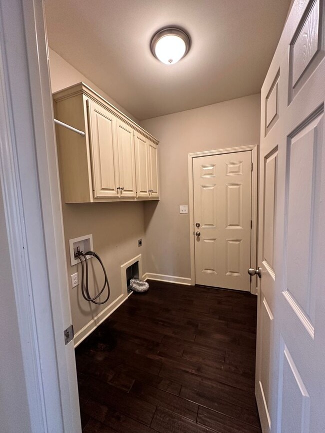 Building Photo - Stunning 3 Bedroom 2 Bath House