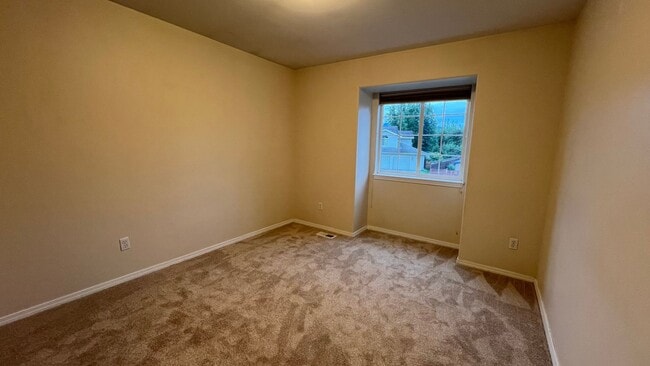 Building Photo - A spacious (4) Bedroom, (2.5) Bathroom hom...