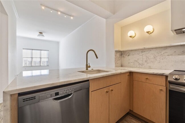 Building Photo - 100 4th Ave S