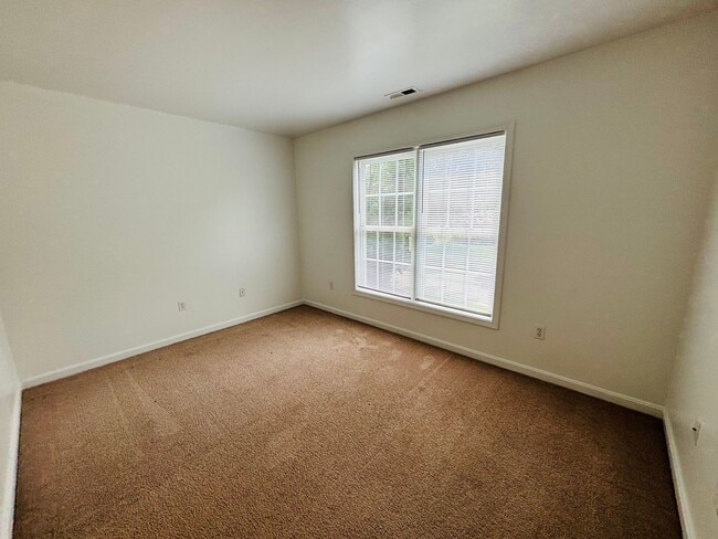 Building Photo - 2 Bedroom 2.5 Bathroom Townhouse