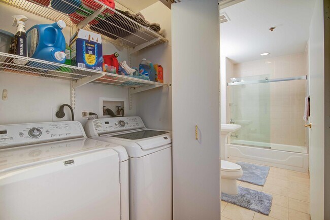 Building Photo - 57 E Delaware Pl