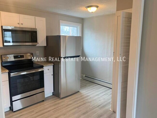 Building Photo - 372 Hammond St