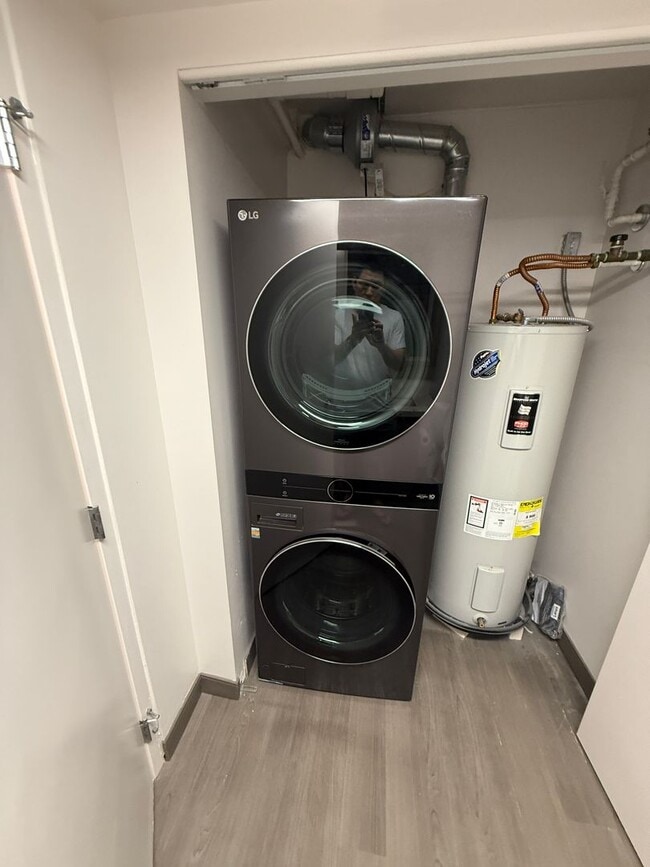 Building Photo - Modern 2 Bed / 2 Bath Condo with Top Ameni...