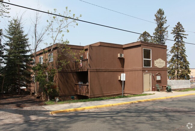 Building Photo - j & R Apartments